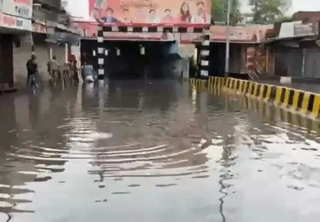 प्रयागराज में बारिश के बाद जलभराव की गंभीर स्थिति