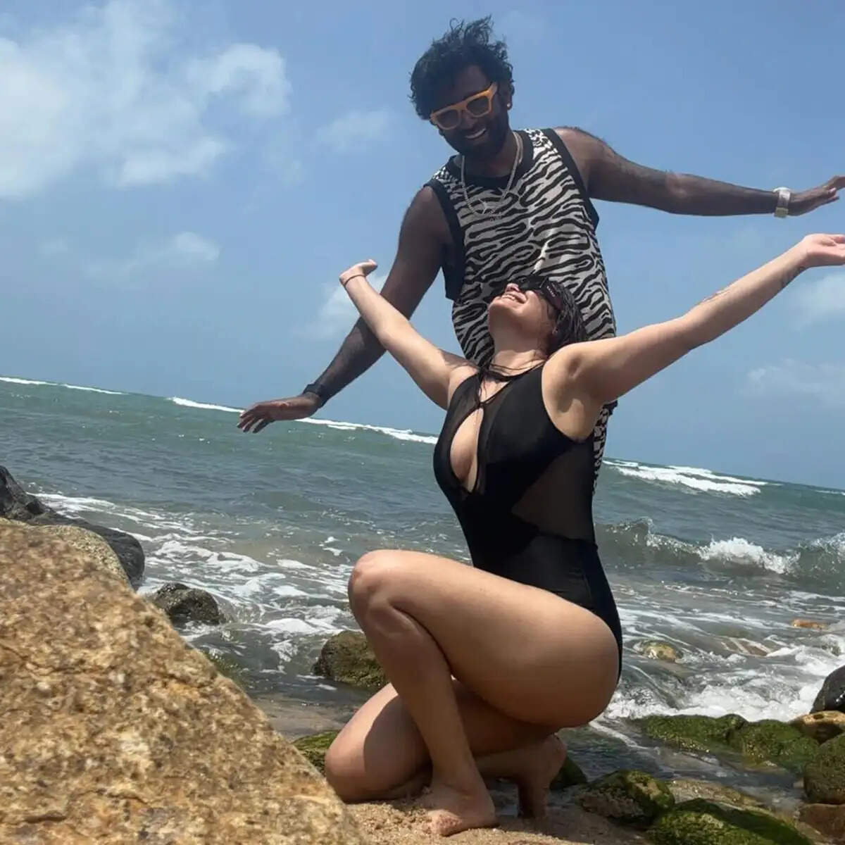 आरती सिंह का बिकिनी लुक: थाईलैंड में पति के साथ रोमांटिक पल