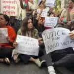 उन्नाव रेप मामले में प्रदर्शन: पीड़ित और समर्थकों के बीच झड़प