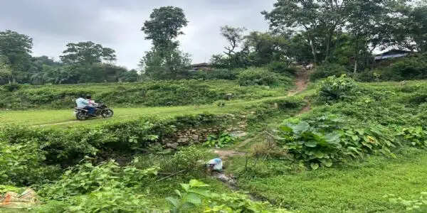 सड़क के इंतजार में थमा विकास, खूंटी के लांदुपडीह में आज भी खाट पर अस्पताल पहुंचते हैं मरीज