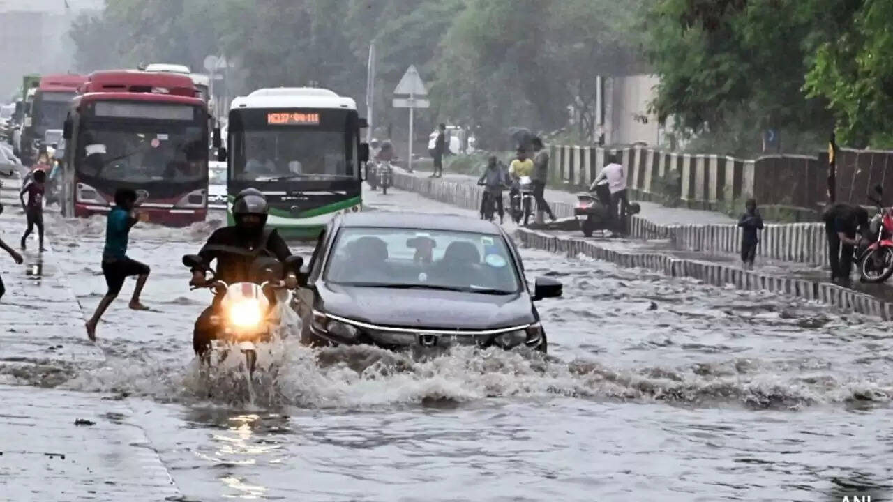दिल्ली में बारिश से मौसम में आई राहत, शिवरात्रि का विशेष महत्व