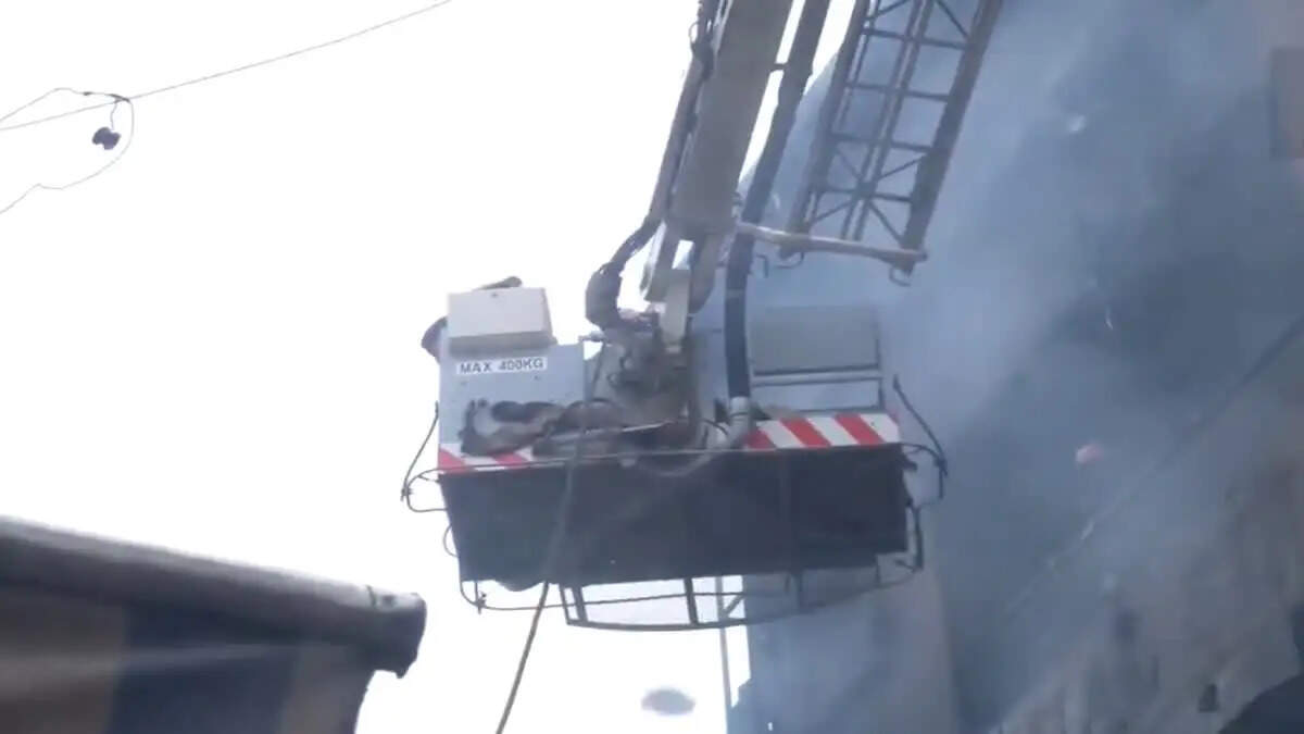 दिल्ली के पालम में भीषण आग, 9 लोगों की मौत; सीएम ने जांच के आदेश दिए