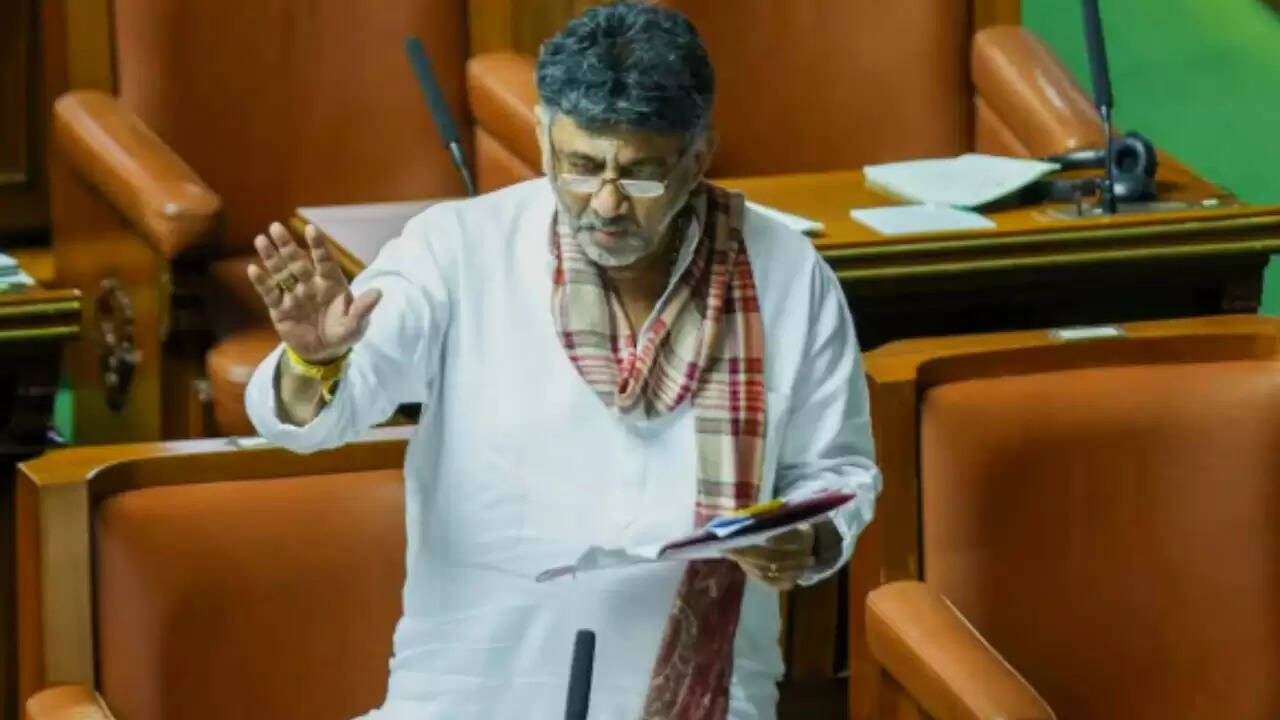 डीके शिवकुमार का आरएसएस प्रार्थना गाना: राजनीतिक विवाद और वायरल वीडियो