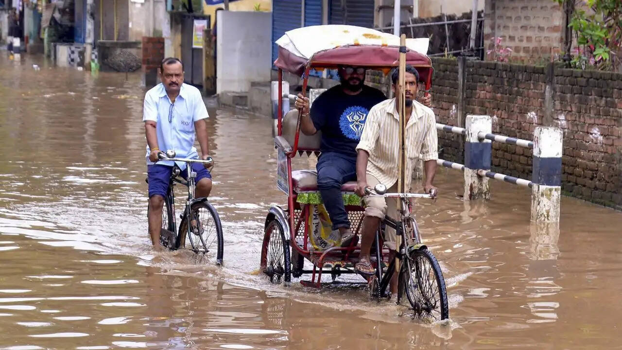 भारत में मौसम का अलर्ट: भारी बारिश और लू की चेतावनी