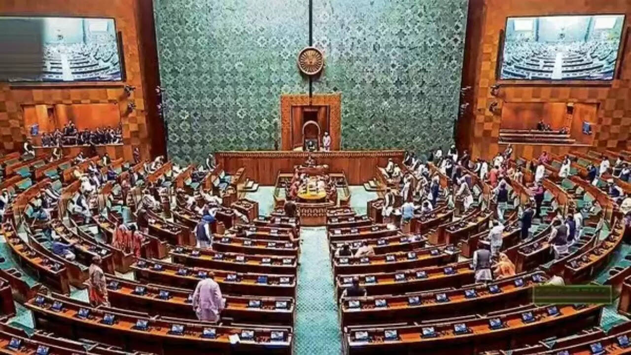 संसद का शीतकालीन सत्र: विपक्ष की रणनीति और सरकार की तैयारी