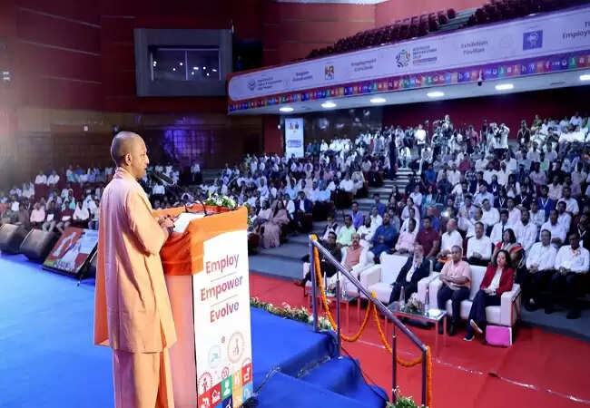 यूपी में युवाओं को मिलेगी न्यूनतम वेतन की गारंटी: सीएम योगी