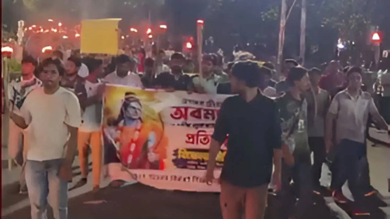 बांग्लादेश में हिंदू छात्रों का बड़ा प्रदर्शन: धार्मिक भावनाओं का मुद्दा गरमाया