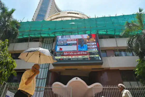 भारतीय शेयर बाजार में सपाट शुरुआत, मेटल और डिफेंस शेयरों में तेजी