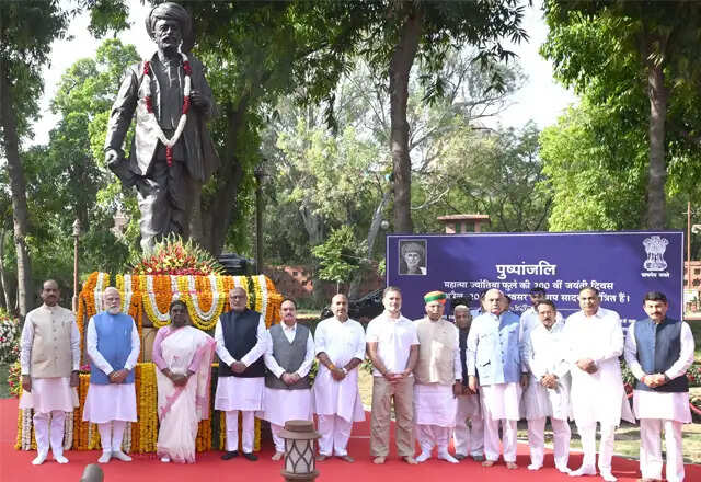 महात्मा ज्योतिराव फुले की 200वीं जयंती पर नेताओं ने दी श्रद्धांजलि