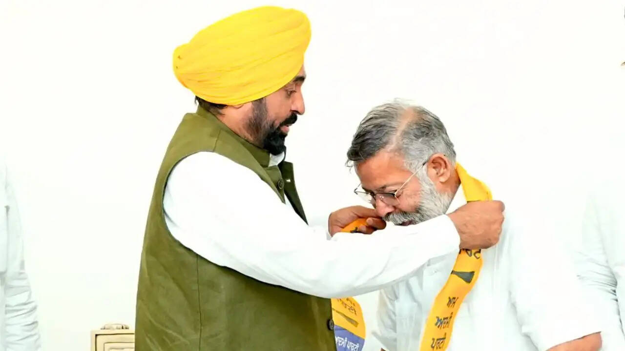 फाजिल्का के भाजपा नेता अनिल कुमार सेठी ने आम आदमी पार्टी में की एंट्री, CM भगवंत मान ने किया स्वागत