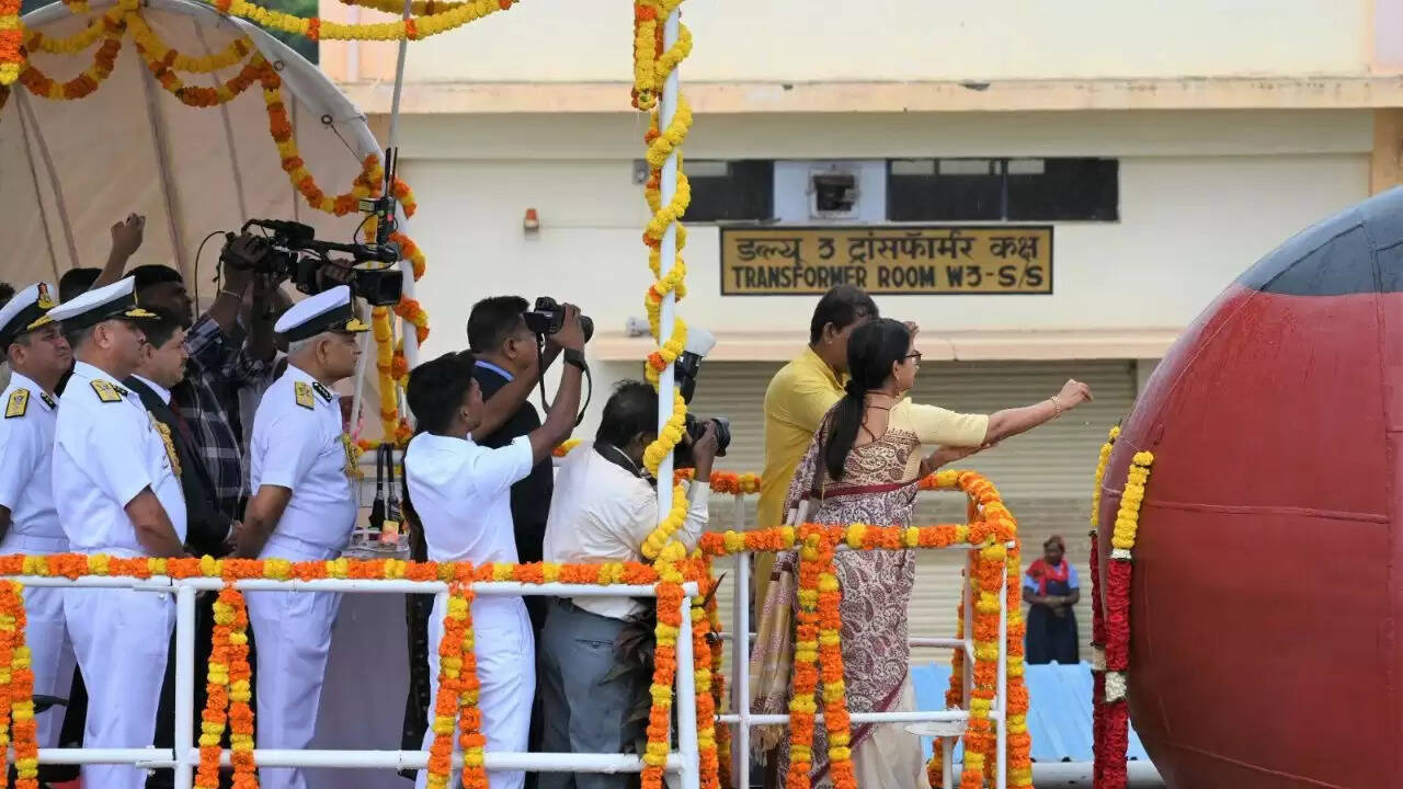 गोवा शिपयार्ड ने प्रदूषण नियंत्रण पोत 'समुर प्रचेत' का सफलतापूर्वक लॉन्च किया