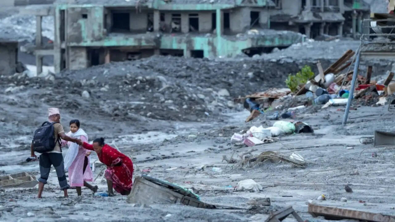 नेपाल में बाढ़ से हुई तबाही: 734 मौतें, हजारों लापता