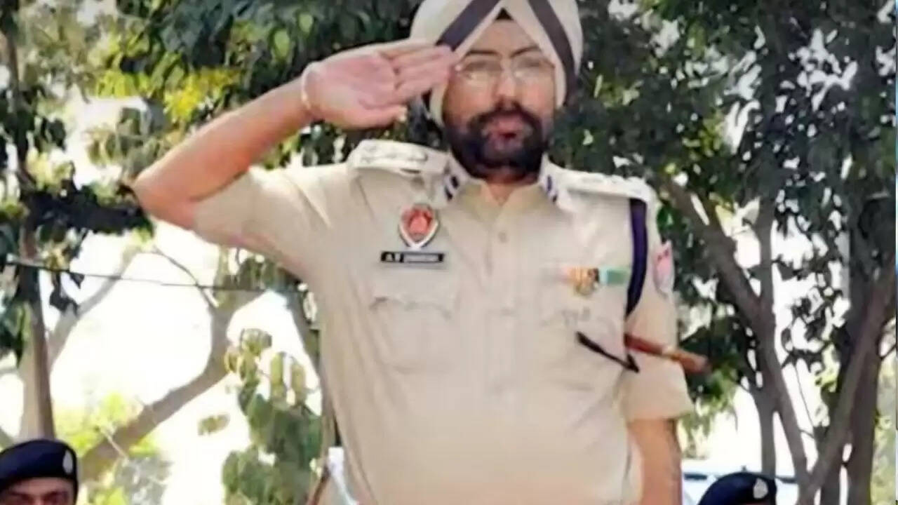 पंजाब के पूर्व पुलिस प्रमुख अमर सिंह चहल ने की आत्महत्या की कोशिश