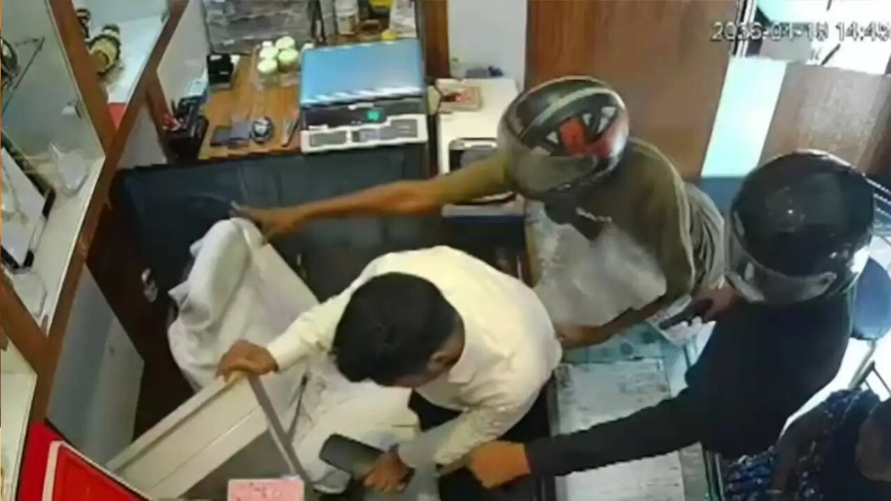 पटना में दिनदहाड़े ज्वेलरी दुकान में लूट, सुरक्षा पर उठे सवाल