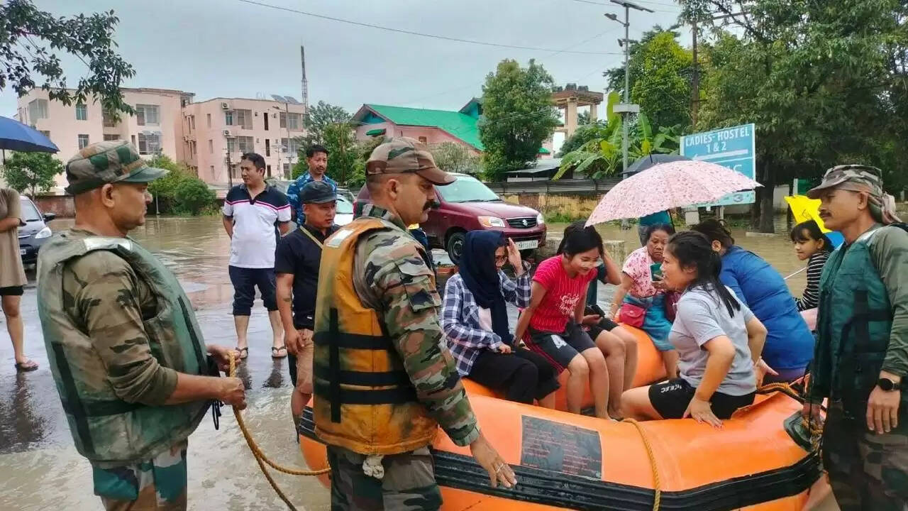 असम राइफल्स की बाढ़ राहत कार्यों में सक्रियता