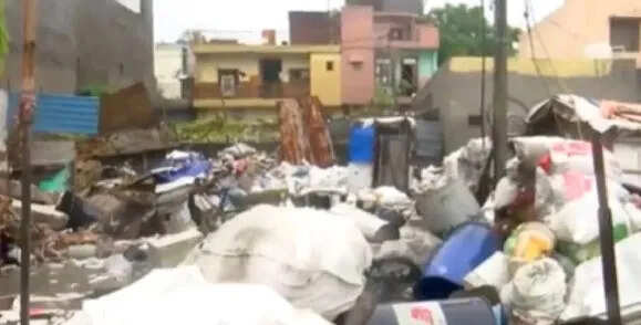 दिल्ली में दीवार गिरने से सात लोगों की जान गई