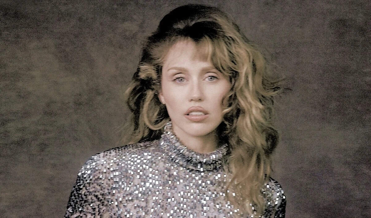 हैना मोंटाना का 20 साल का जश्न: माइली साइरस ने दिया अनोखा ट्रिब्यूट