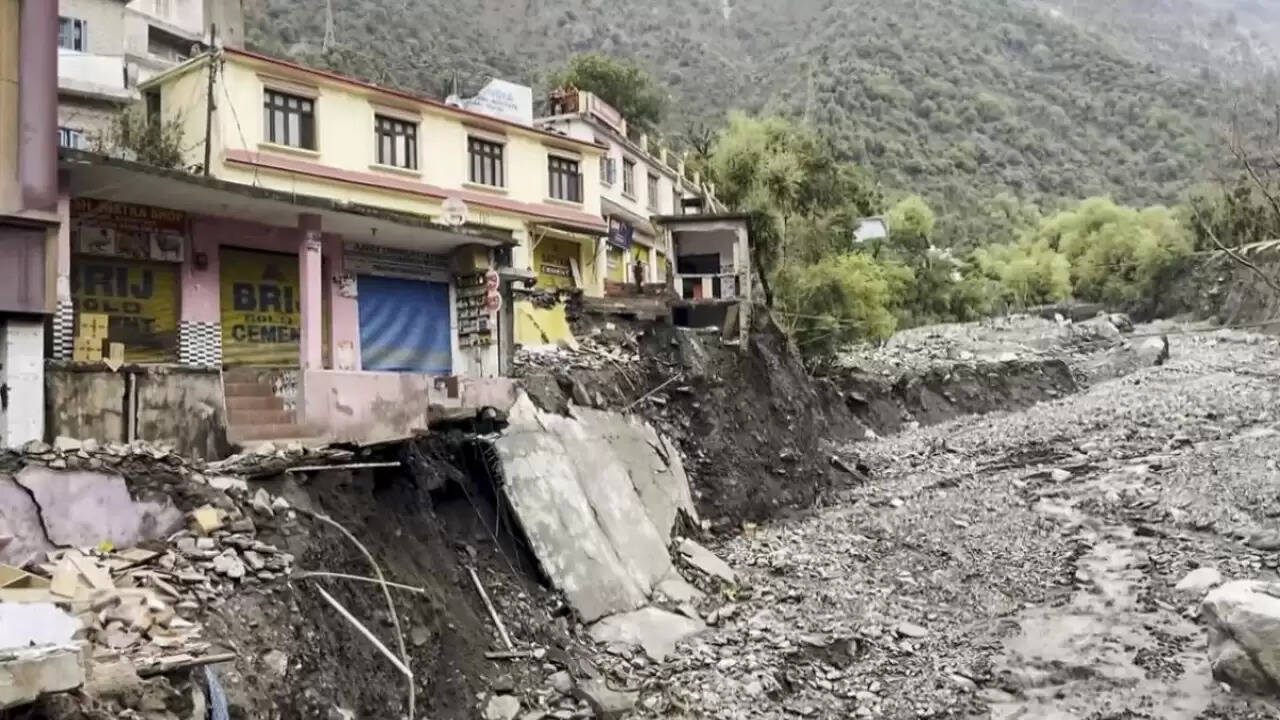 किश्तवाड़ में बादल फटने से आई बाढ़, 46 लोगों की जान गई