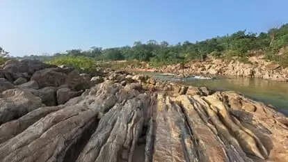 बलरामपुर : प्रकृति की गोद में नए साल का जश्न, रामानुजगंज का पलटन घाट सैलानियों की पहली पसंद