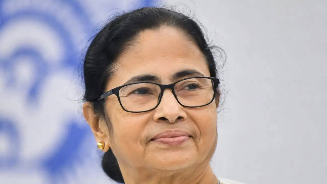 पश्चिम बंगाल में तृणमूल कांग्रेस को नया संकट: अस्थायी कार्यालय खाली करने का नोटिस