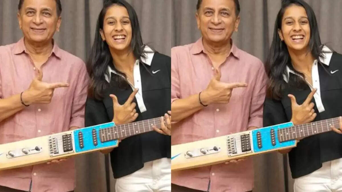 सुनील गावस्कर ने जेमिमा रोड्रिगेज को गिफ्ट किया बैट के आकार का गिटार