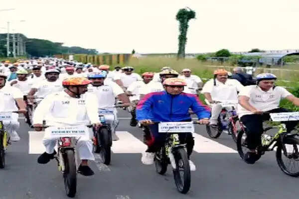 डॉ. मनसुख मांडविया ने तिरुवनंतपुरम में 'साइकिलिंग बाय द सी' कार्यक्रम में भाग लिया