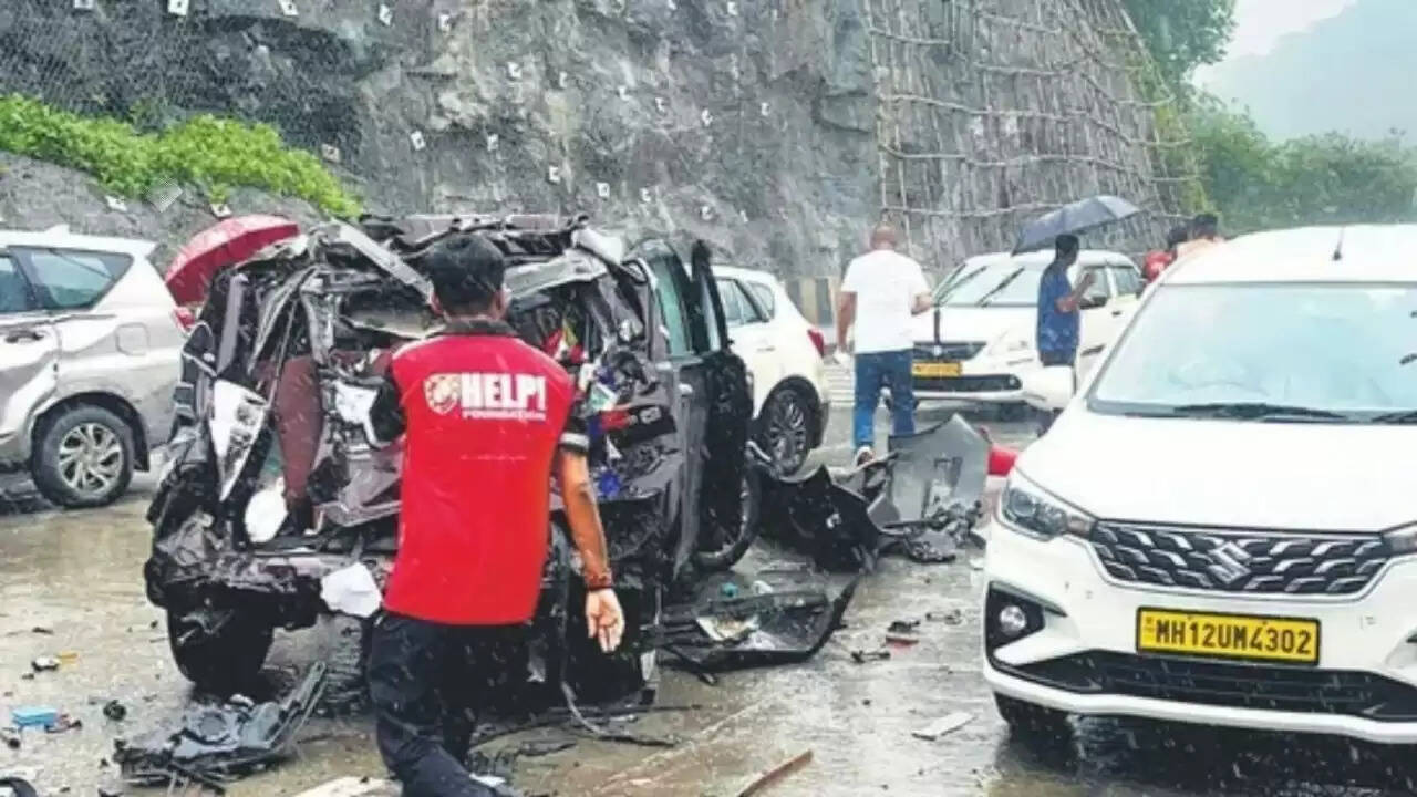 मुंबई-पुणे एक्सप्रेसवे पर भीषण सड़क हादसा: 25 वाहनों की टक्कर में एक महिला की मौत