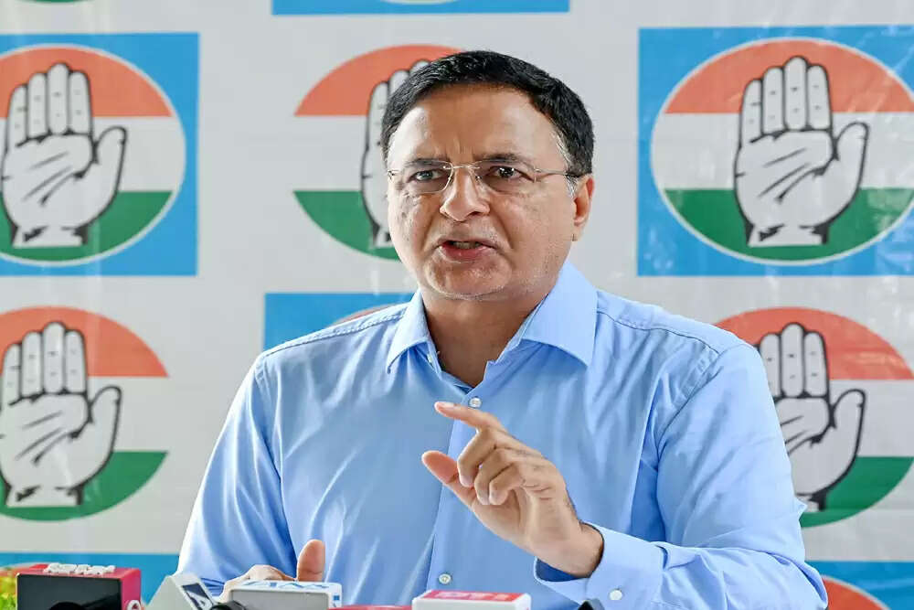 भारत में नए मोबाइल फोन में 'संचार साथी' ऐप की अनिवार्यता पर विवाद