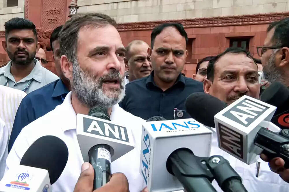 राहुल गांधी ने चुनाव आयोग पर उठाए सवाल, मतदाता सूची में गड़बड़ी का आरोप