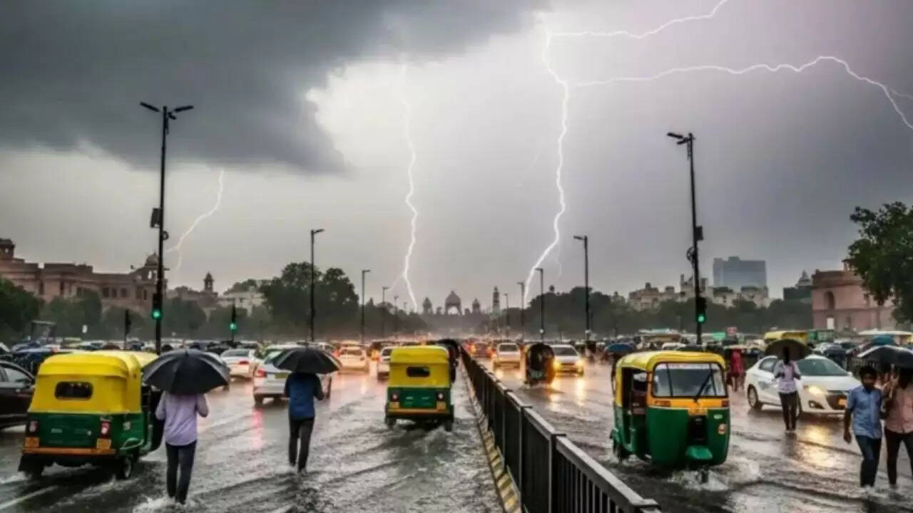 दिल्ली में तेज बारिश से मौसम में आई राहत