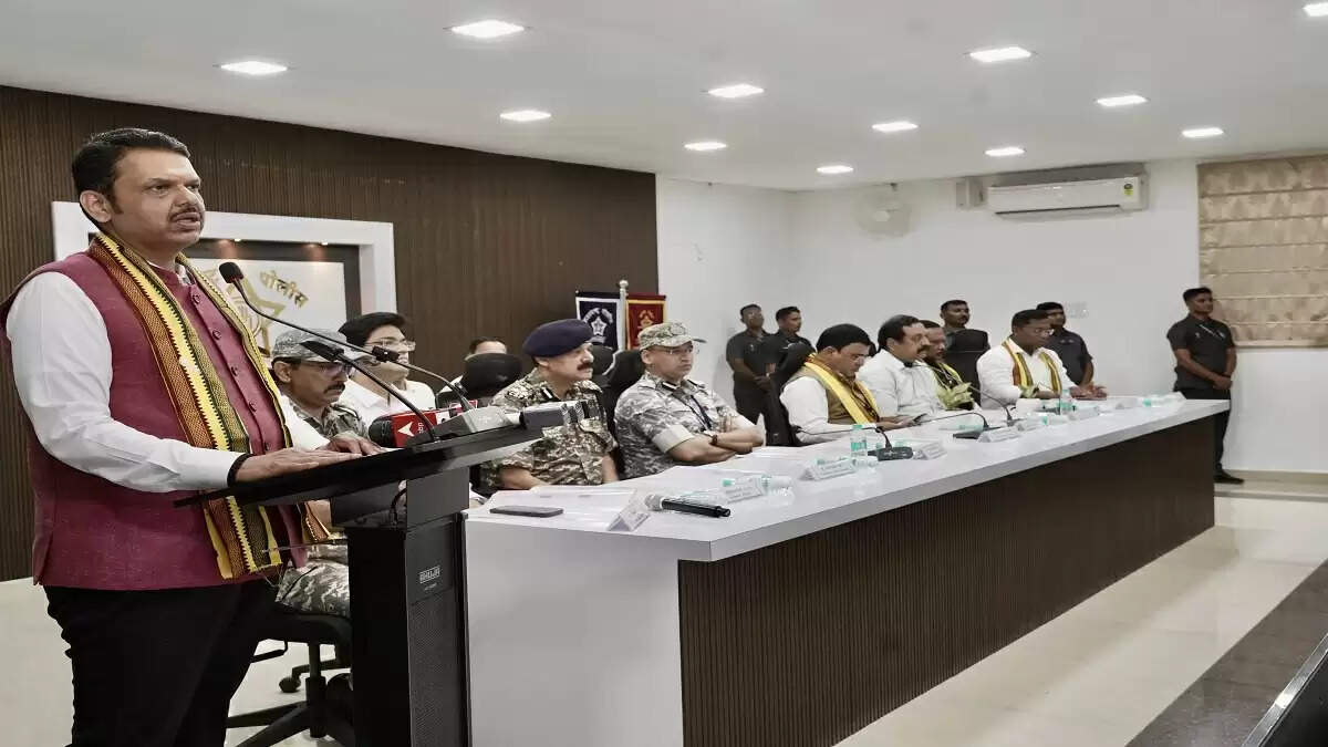 महाराष्ट्र में नक्सलवाद के खिलाफ ऐतिहासिक कदम: मुख्यमंत्री फडणवीस का दौरा