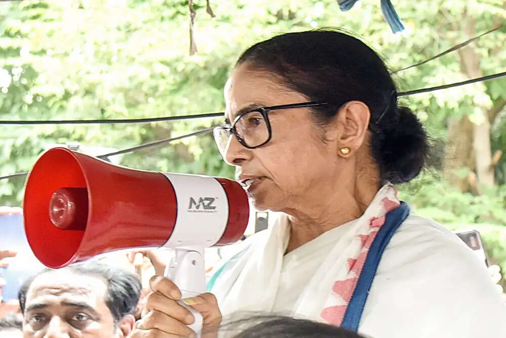 ममता बनर्जी के खिलाफ भड़काऊ बयान पर एफआईआर दर्ज