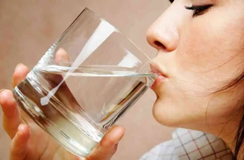 गर्म पानी पीने के अद्भुत फायदे: जानें कैसे यह आपके स्वास्थ्य को सुधार सकता है