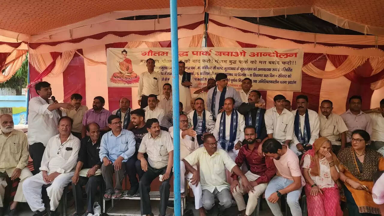 गौतम बुद्ध पार्क में निर्माण कार्य के खिलाफ दलित समुदाय का अनिश्चितकालीन धरना