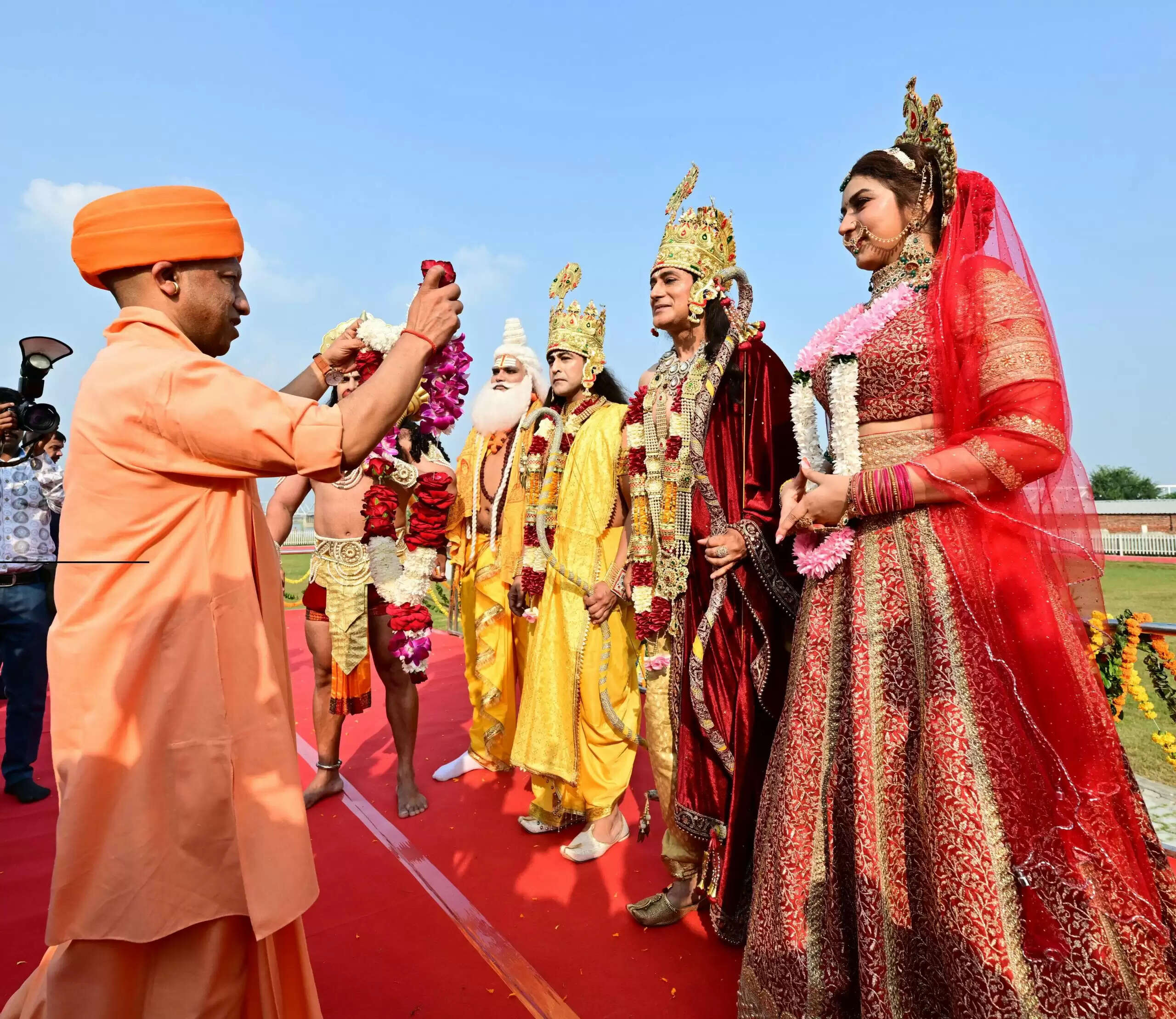 अयोध्या में दीपोत्सव: मुख्यमंत्री योगी ने श्रीराम का राजतिलक किया