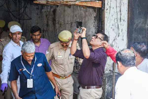 लखनऊ अग्निकांड की जांच शुरू, एसआईटी और फोरेंसिक टीम ने लिया घटनास्थल का जायजा