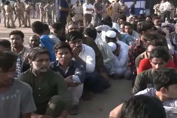 अहमदाबाद में अवैध घुसपैठ पर बड़ी कार्रवाई, 131 बांग्लादेशी नागरिक हिरासत में