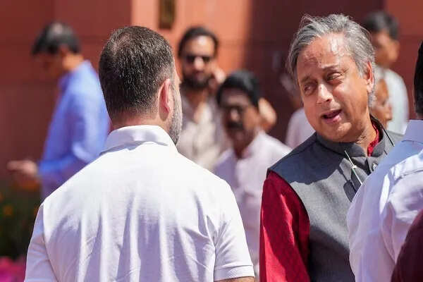 शशि थरूर ने 1975 के आपातकाल पर गंभीर चेतावनी दी