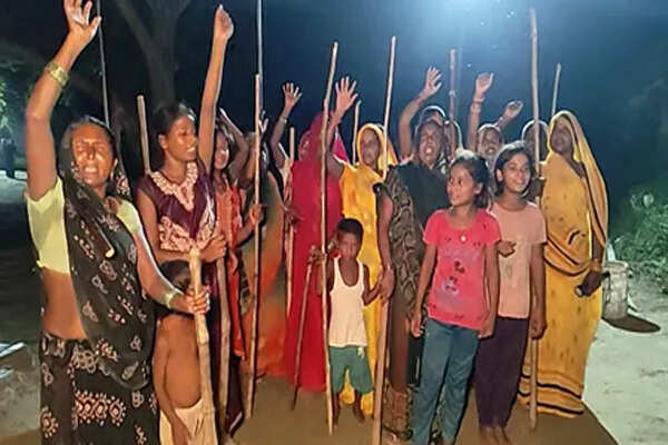 बहराइच में भेड़ियों का आतंक: महिलाएं बच्चों की सुरक्षा के लिए रातभर पहरा दे रही हैं