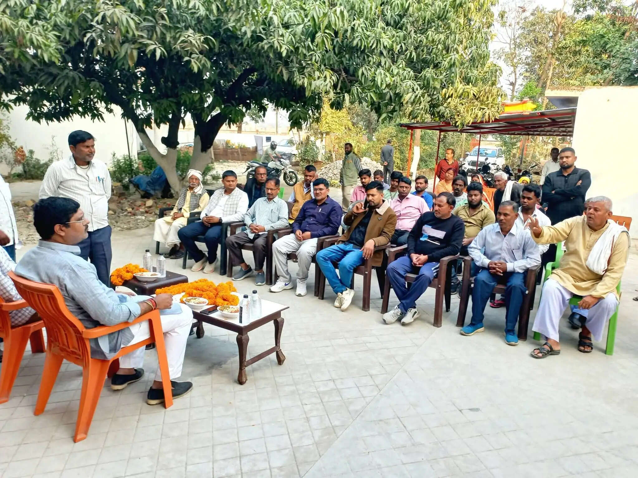 विधायक ऋषि त्रिपाठी ने नौतनवा में नागरिकों से संवाद किया, जल और सड़क समस्याओं पर ध्यान