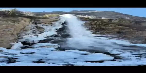 बर्फबारी के बाद ऊंचाई इलाकाें में जम गए झरनें और नदियों का पानी