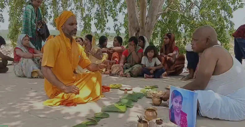 झारखंड में पिता ने बेटी के प्रेम विवाह से आहत होकर किया प्रतीकात्मक पिंडदान