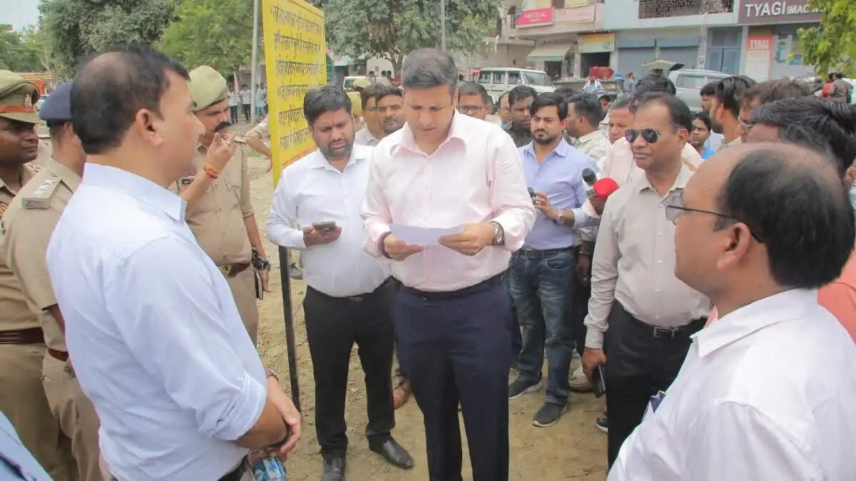 गाजियाबाद में सरकारी जमीन पर कब्जे की साजिश का खुलासा, DM ने की कार्रवाई