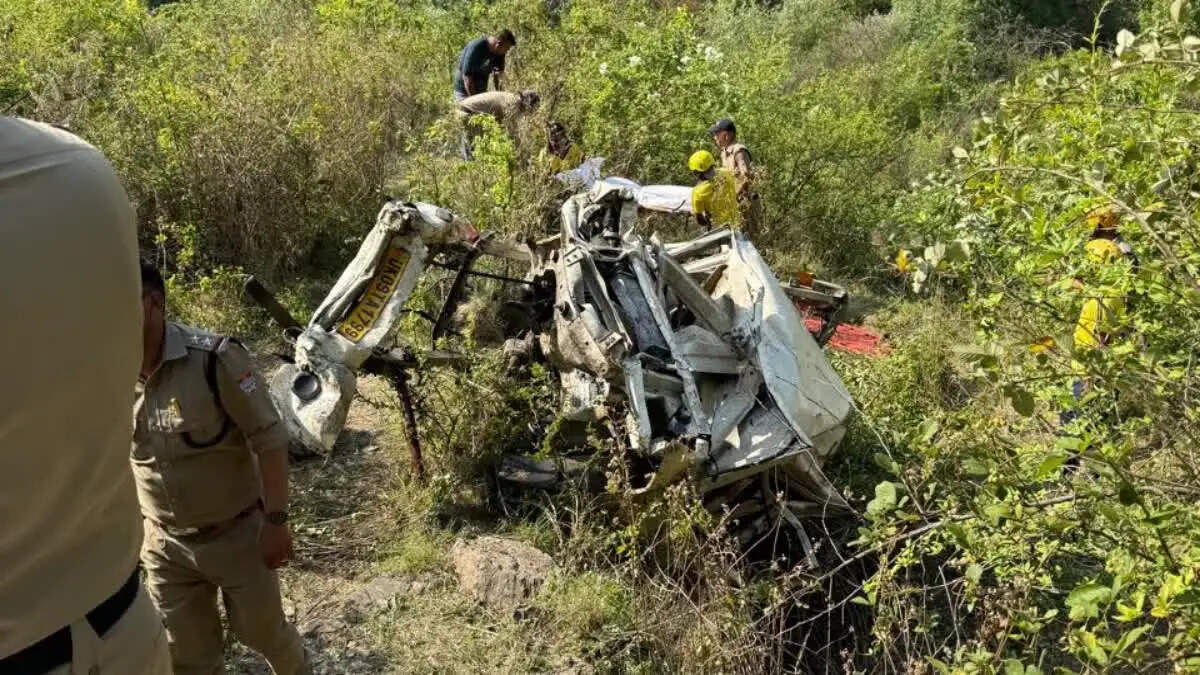 टिहरी में सड़क दुर्घटना: 8 लोगों की जान गई, 2 घायल