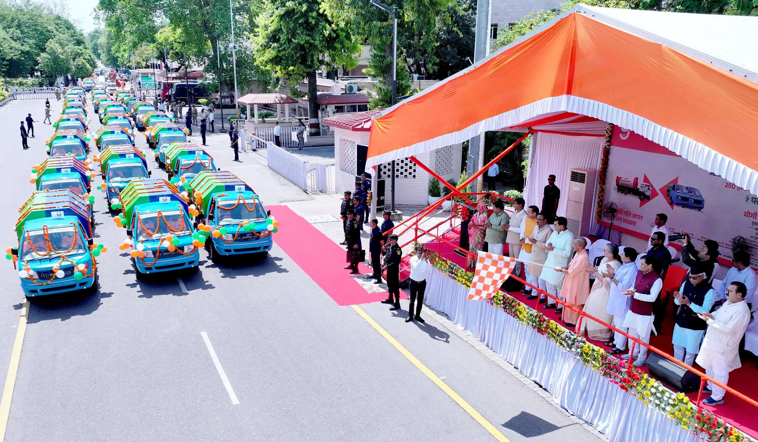 योगी आदित्यनाथ ने लखनऊ में 250 इलेक्ट्रिक और CNG वाहनों का उद्घाटन किया