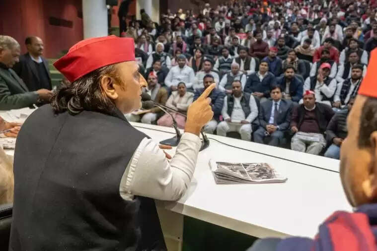 अखिलेश यादव ने भाजपा सरकार पर लगाया भ्रष्टाचार का आरोप, कार्यकर्ताओं को दी नई साल की शुभकामनाएं