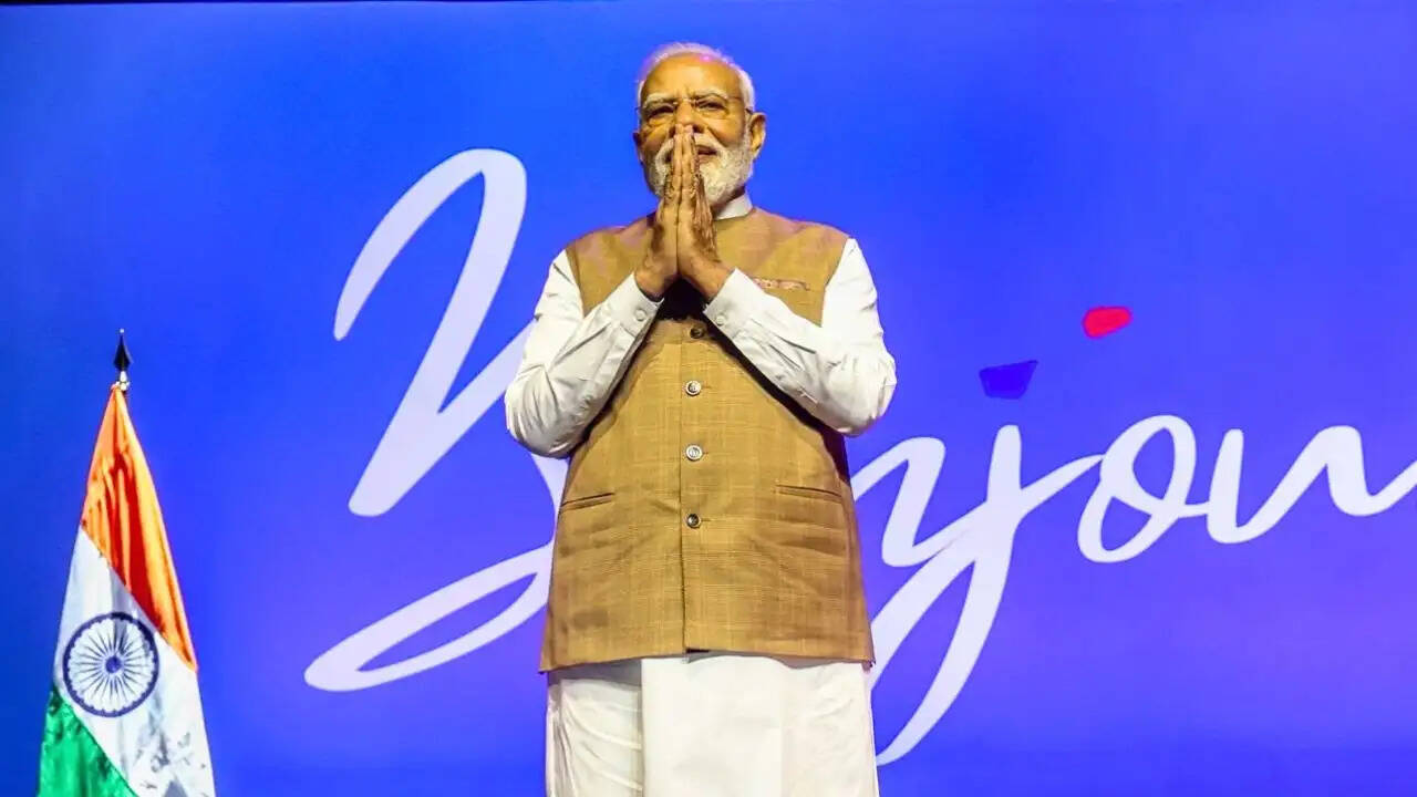 PM मोदी ने NEET छात्रों के लिए दिखाया संवेदनशीलता, एयरपोर्ट पर रोका काफिला