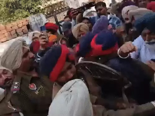 कांग्रेस विधायक सुखपाल खैहरा के घर पर प्रशासन की कार्रवाई से तनाव का माहौल