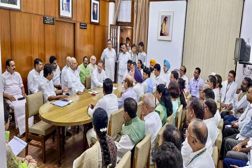 इंडिया गठबंधन में दरार: आम आदमी पार्टी का अलगाव और राहुल गांधी का सीपीएम पर हमला