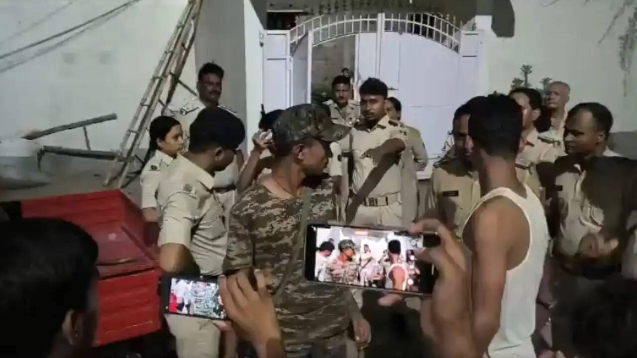 बिहार में पुलिस की शर्मनाक स्थिति: गैंगस्टर ने बंधक बनाया